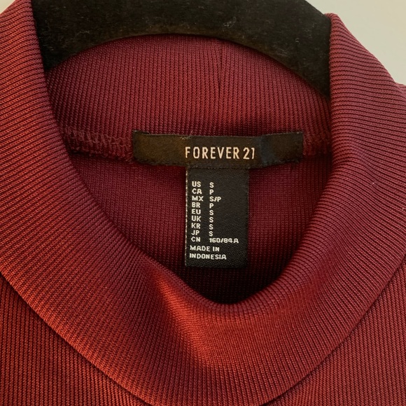 Forever 21 red mock neck crop top - Picture 3 of 3